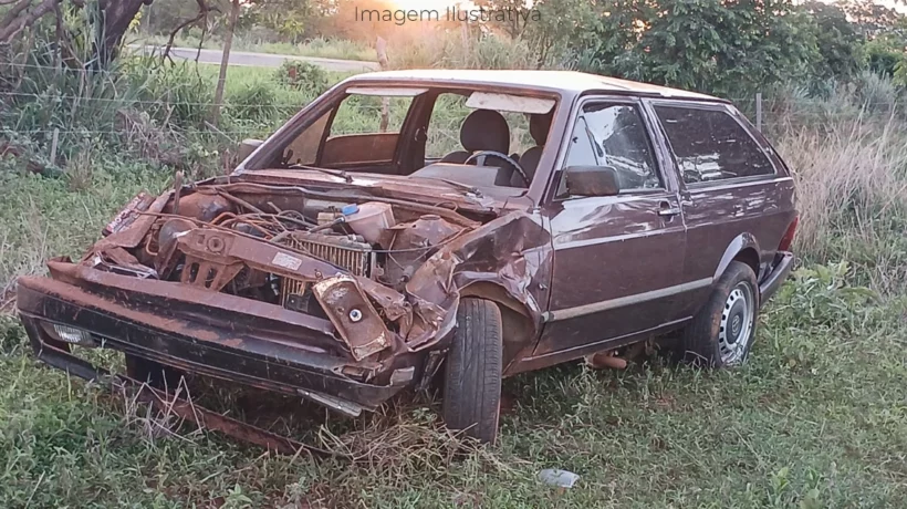 carro acidentado as margens da MS-497 em Paranaíba MS