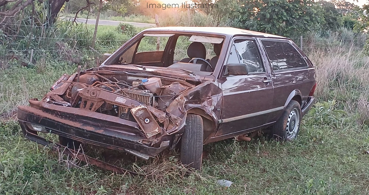 carro acidentado as margens da MS-497 em Paranaíba MS