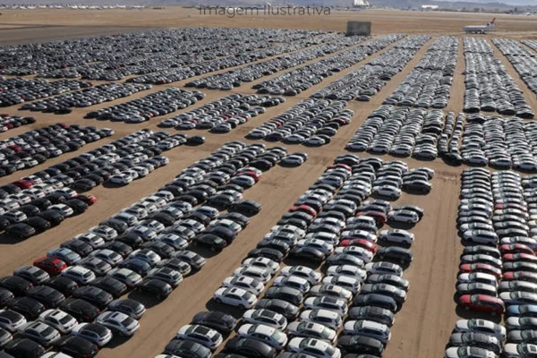 imagem aérea de um pátio com centena de veículos