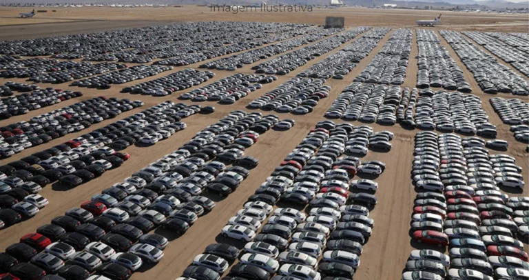 imagem aérea de um pátio com centena de veículos