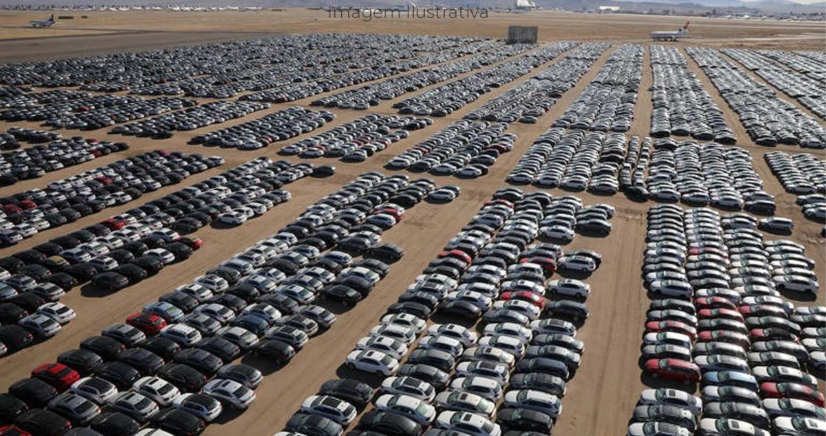 imagem aérea de um pátio com centena de veículos