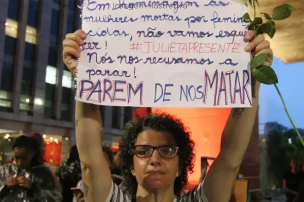 mulher segurando cartaz sobre combate a violência contra as mulheres