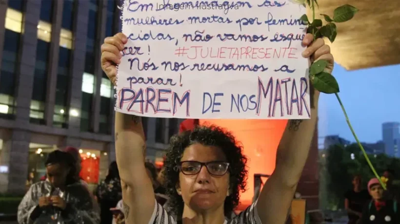 mulher segurando cartaz sobre combate a violência contra as mulheres