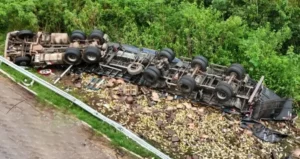 Carreta tombada em na rodovia BR163 em Mundo Novo-MS
