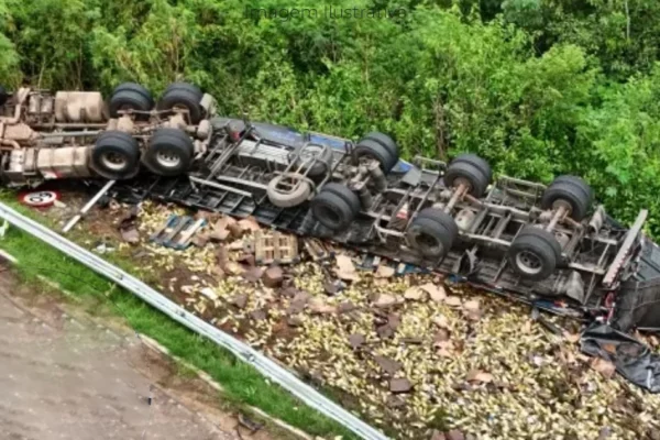 Carreta tombada em na rodovia BR163 em Mundo Novo-MS
