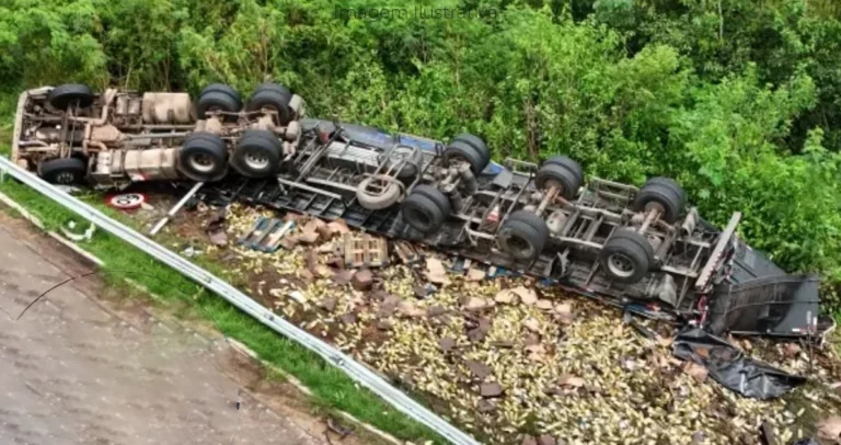 Carreta tombada em na rodovia BR163 em Mundo Novo-MS