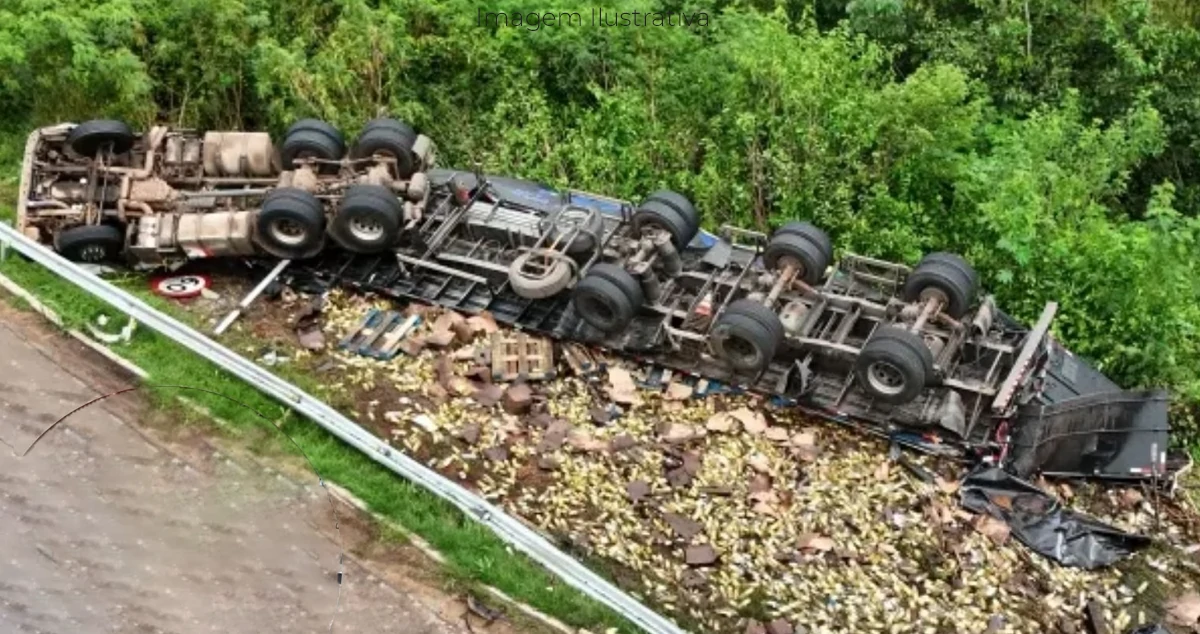 Carreta tombada em na rodovia BR163 em Mundo Novo-MS