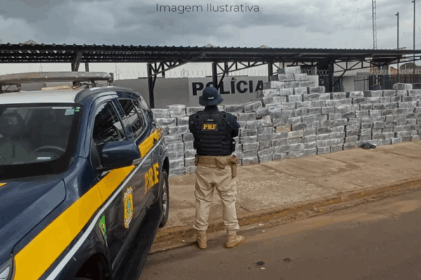 Policiais da PRF ede frente com fardos de maconha na BR-158 em Paranaíba