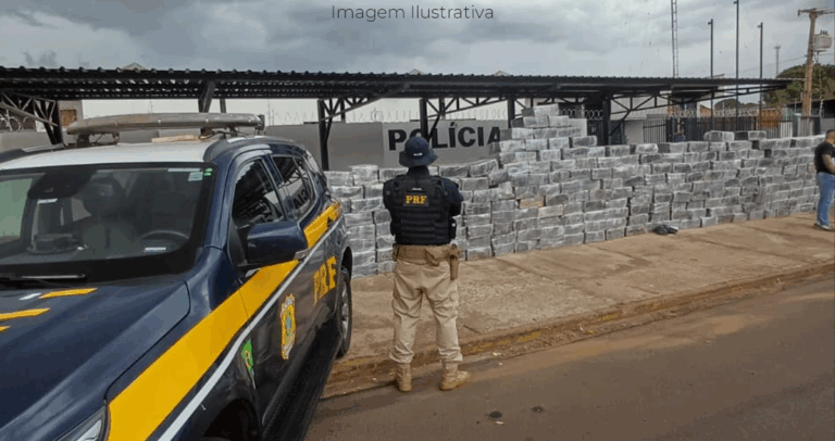 Policiais da PRF ede frente com fardos de maconha na BR-158 em Paranaíba