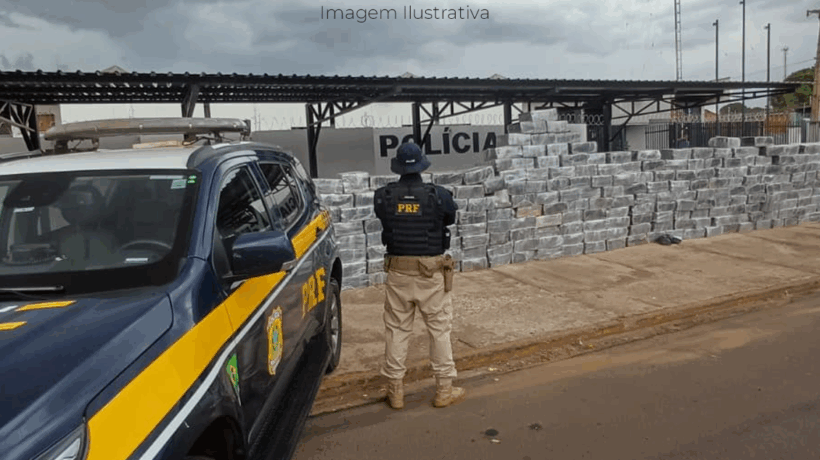 Policiais da PRF ede frente com fardos de maconha na BR-158 em Paranaíba