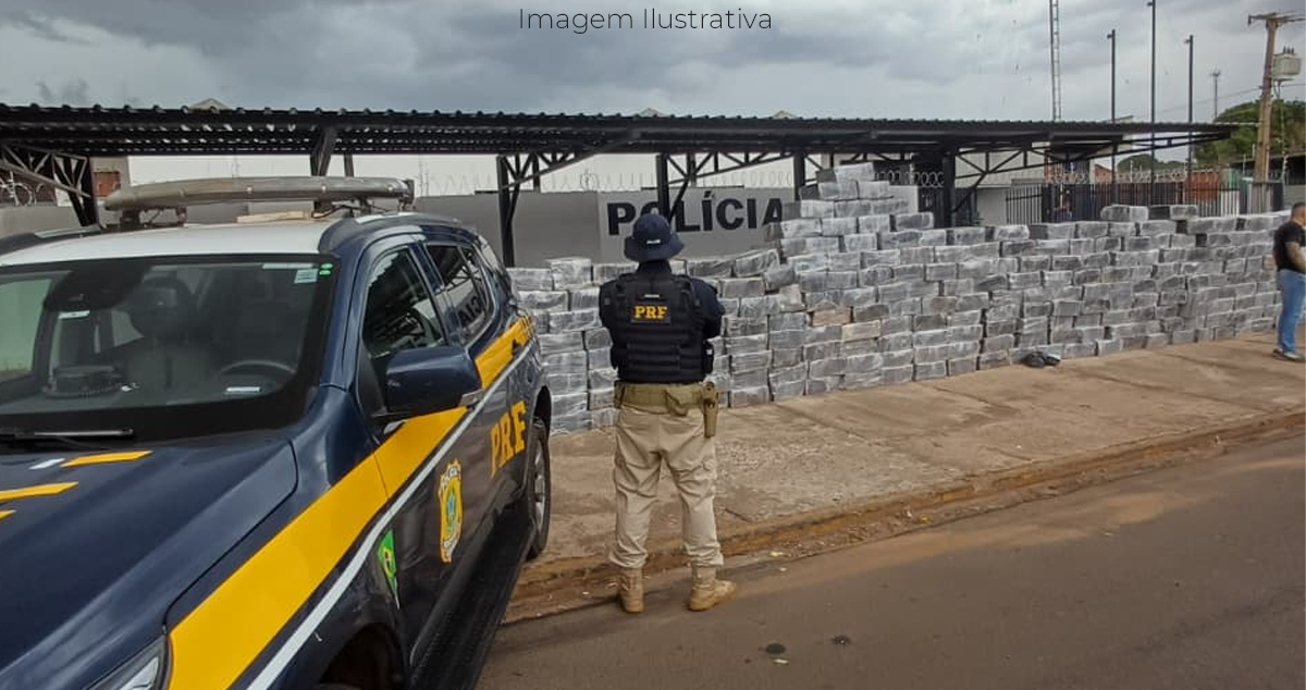 Policiais da PRF ede frente com fardos de maconha na BR-158 em Paranaíba