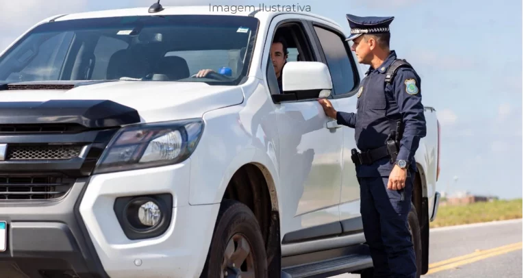 Policial abordando camionete em uma rodovia