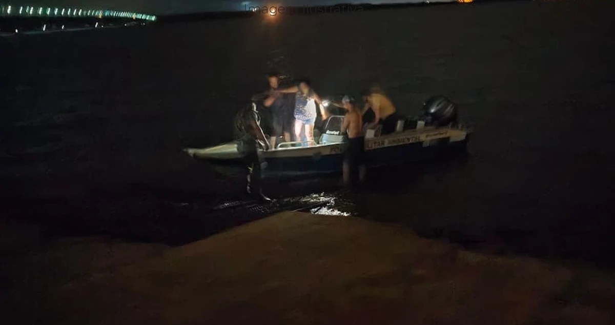 Polícia Ambiental salva família após lancha afundar em Aparecida do Taboado