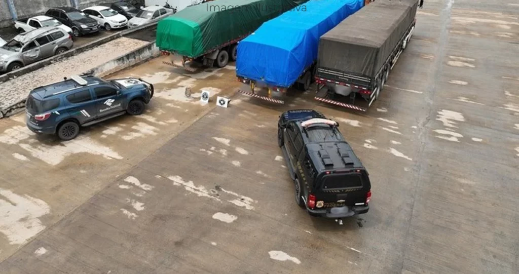 IImagem aérea de viaturas da Polícia Federal e Receita federal em apreensão de produtos para confecção de cocaína