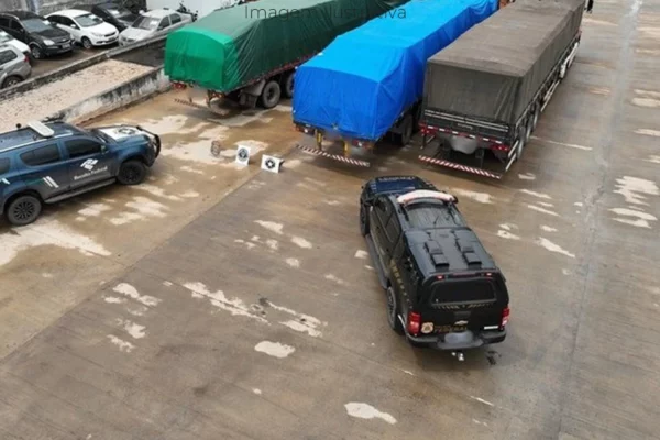 IImagem aérea de viaturas da Polícia Federal e Receita federal em apreensão de produtos para confecção de cocaína