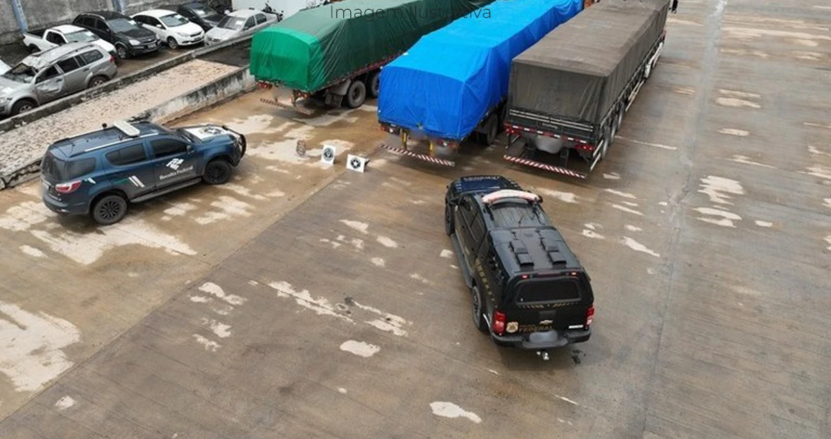 IImagem aérea de viaturas da Polícia Federal e Receita federal em apreensão de produtos para confecção de cocaína