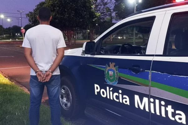 Homem algemado ao lado de uma viatura da policia militar de PAranaíba no espelho dágua