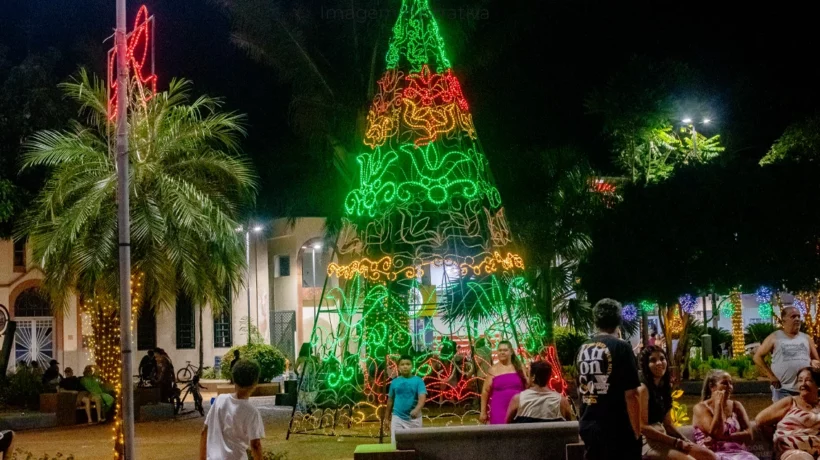iluminação de Natal da Praça da Republica de Paranaíba-MS