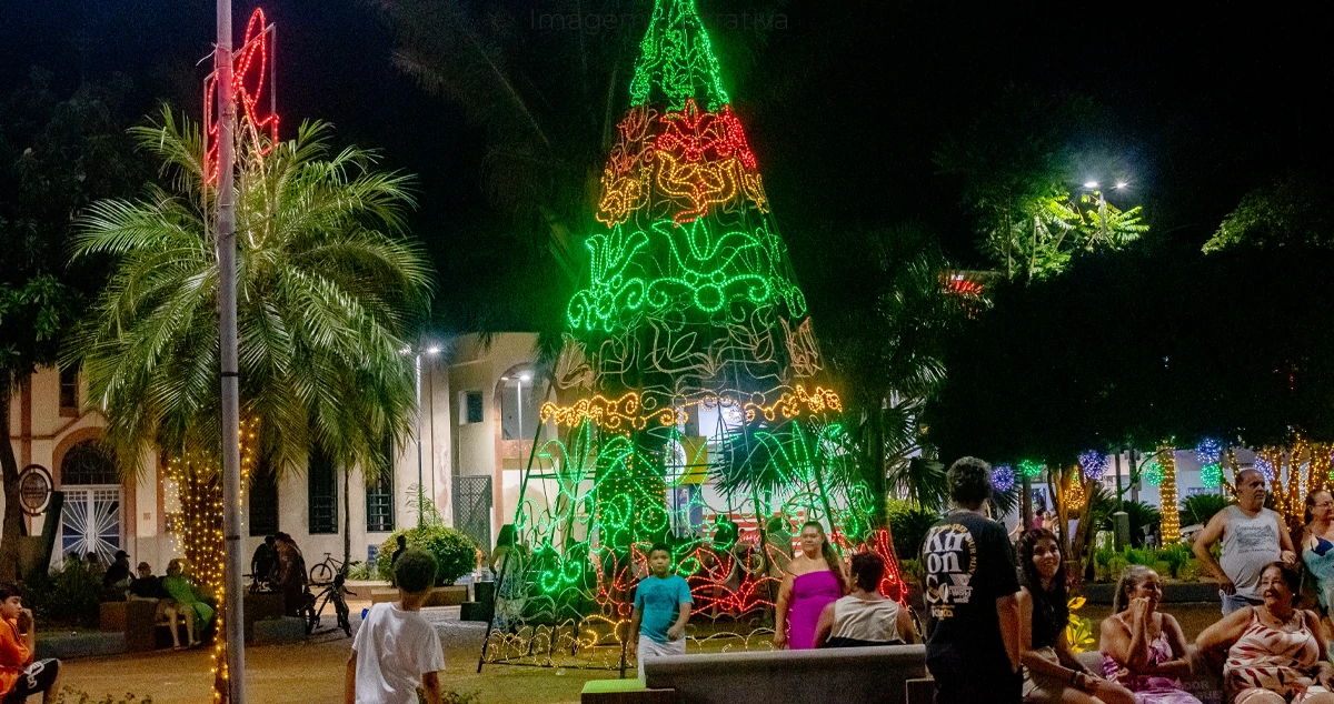 iluminação de Natal da Praça da Republica de Paranaíba-MS
