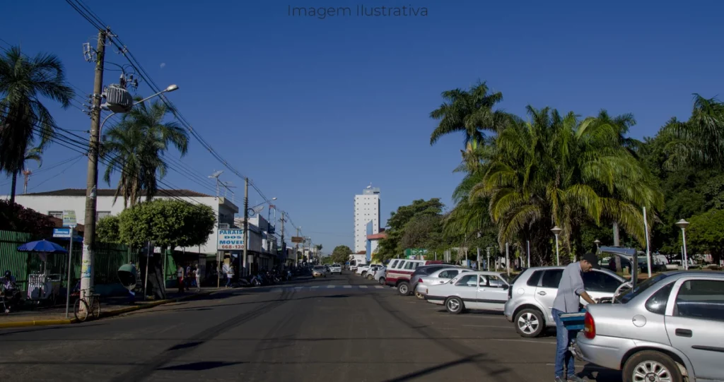 imagem da área central de Paranaíba MS com destaque para o edificio benicio
