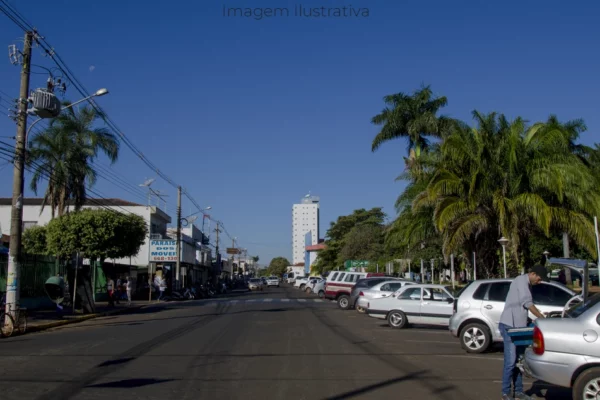 imagem da área central de Paranaíba MS com destaque para o edificio benicio