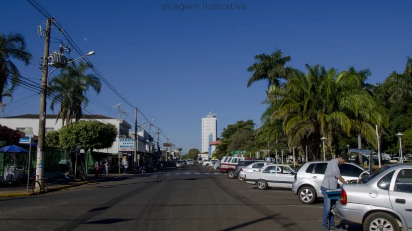 imagem da área central de Paranaíba MS com destaque para o edificio benicio