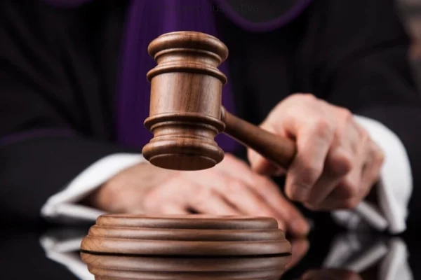 juiz proferindo sentença com martelo na mão