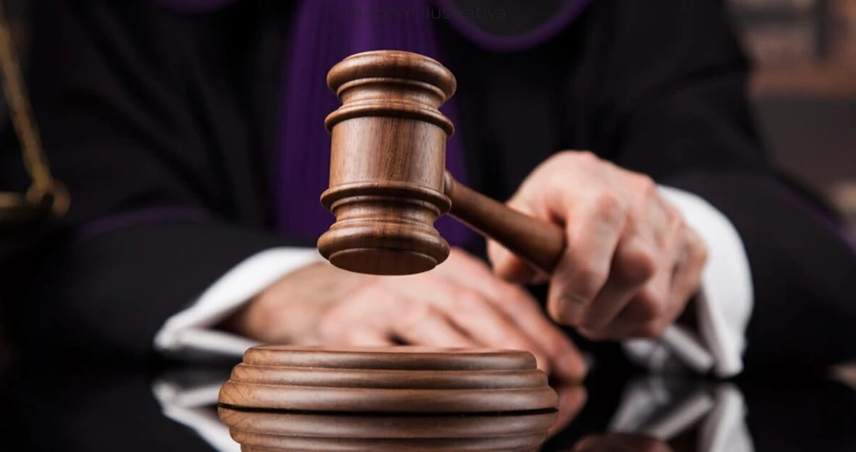 juiz proferindo sentença com martelo na mão