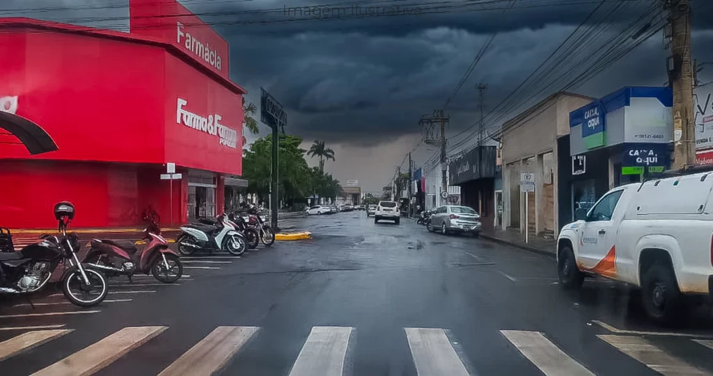 nuvens de chuva no centro de Paranaíba-MS