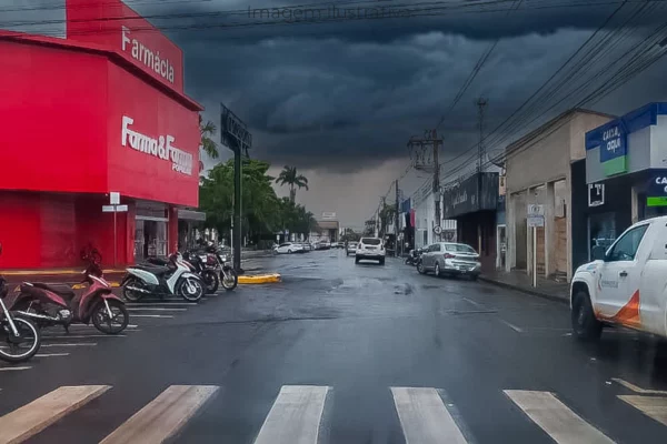 nuvens de chuva no centro de Paranaíba-MS