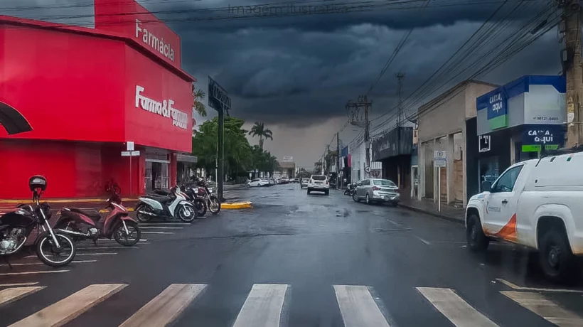 nuvens de chuva no centro de Paranaíba-MS