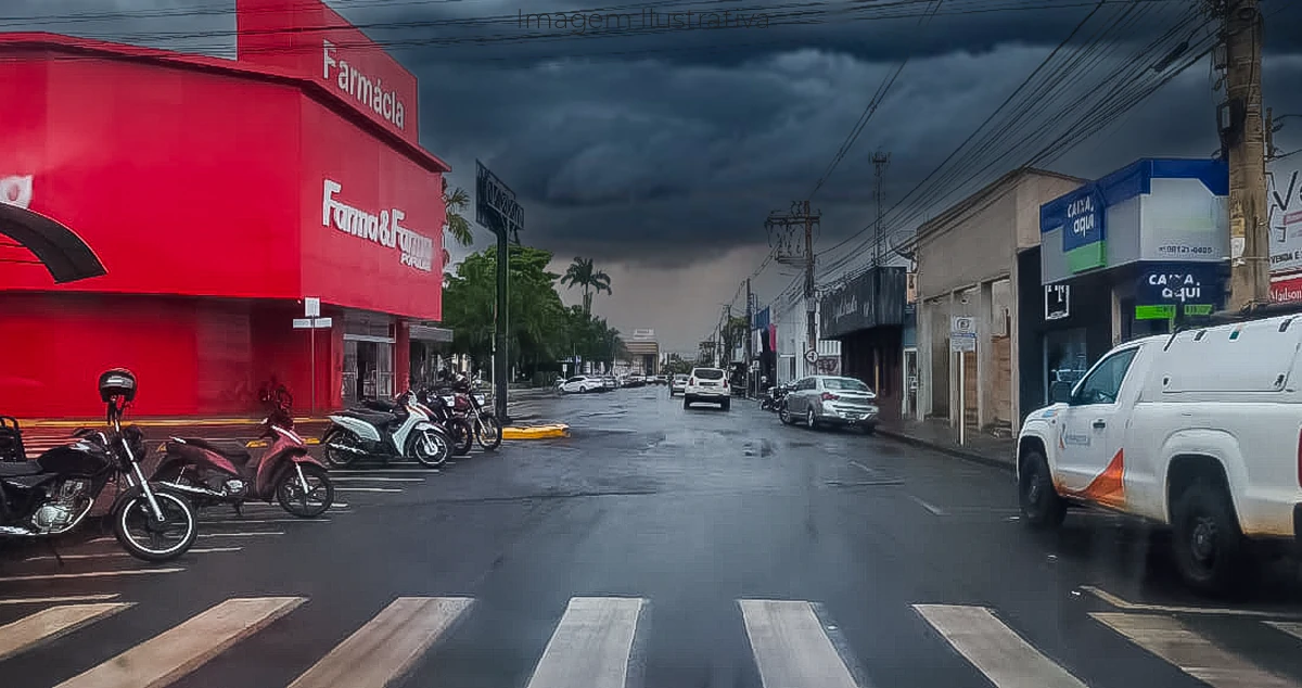 nuvens de chuva no centro de Paranaíba-MS