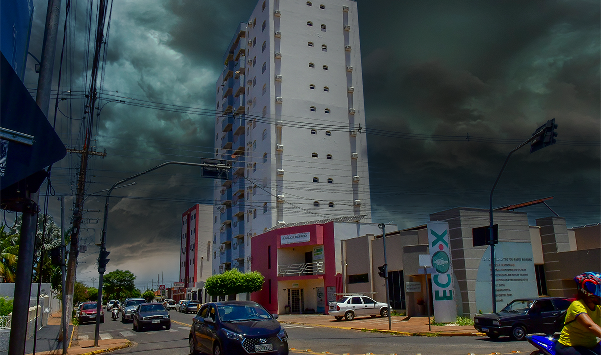 Imagem do centro de Paranaíba MS com nuvens de chuva