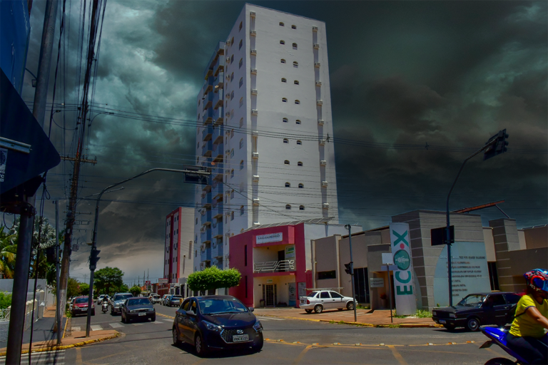 Imagem do centro de Paranaíba MS com nuvens de chuva