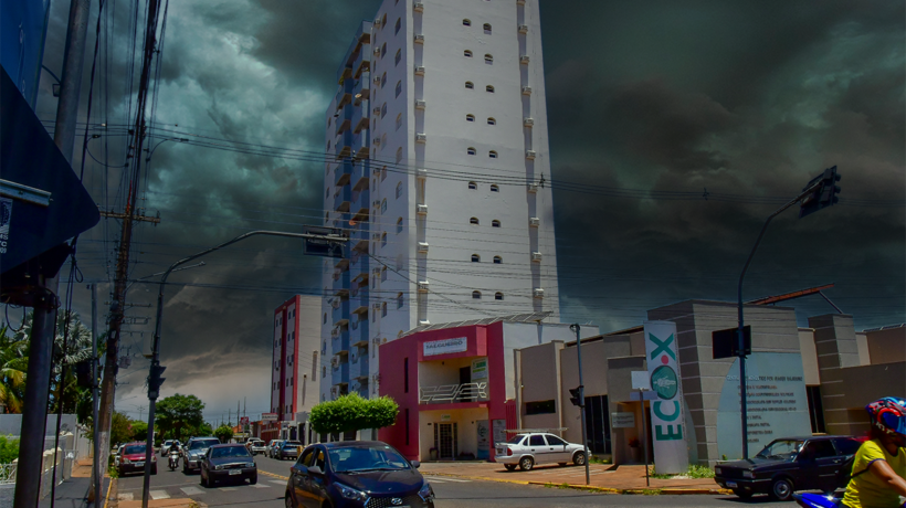 Imagem do centro de Paranaíba MS com nuvens de chuva