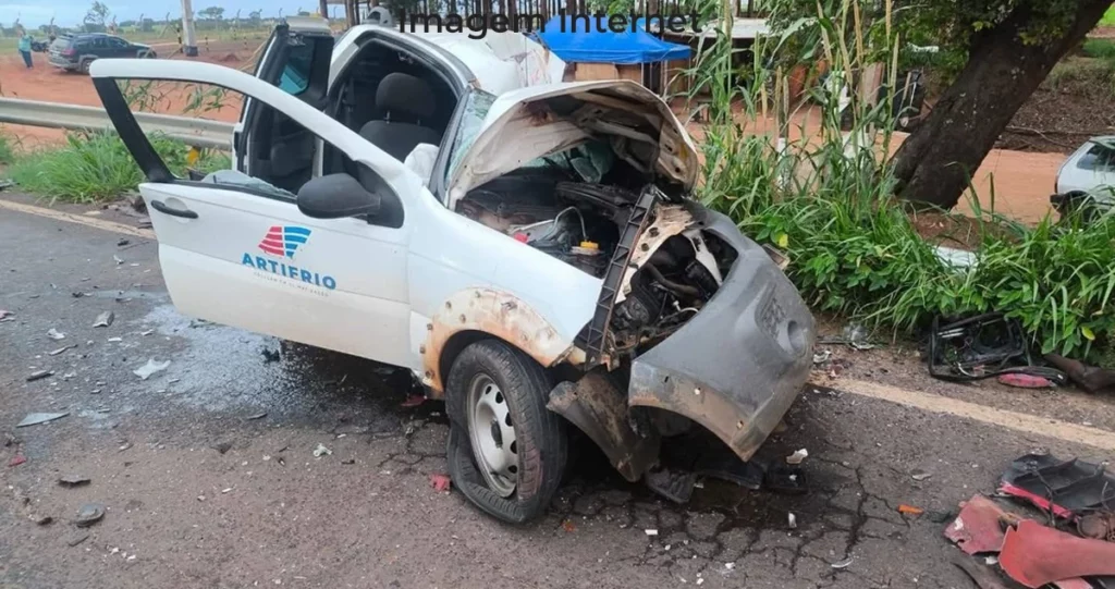 Fiat Strada destruída após colisão com carreta na MS-240 entre Paranaíba e Inocência