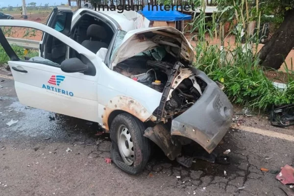 Fiat Strada destruída após colisão com carreta na MS-240 entre Paranaíba e Inocência