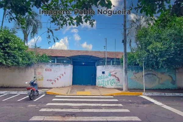 foto da Fachada da escola Escola Estadual Dr. Ermírio Leal Garcia, em Paranaíba