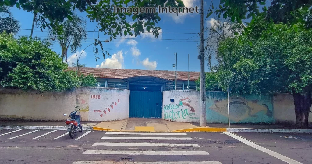 Escola Dr. Ermírio Leal Garcia, localizada em Paranaíba