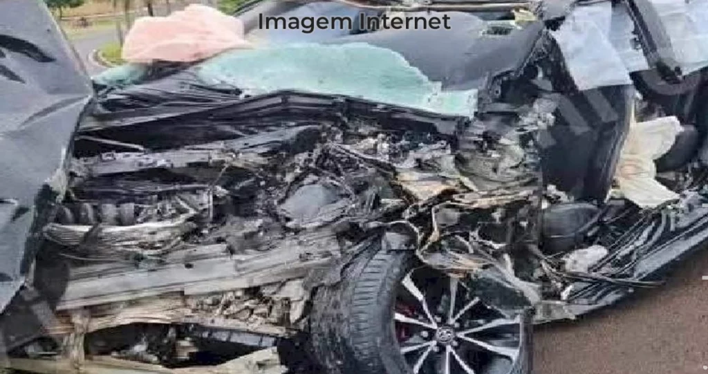 Toyota Corolla destruído em acidente em são Paulo