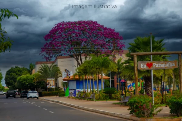 foto da Praça Santo Antônio em Paranaíba com céu fechado para chuva