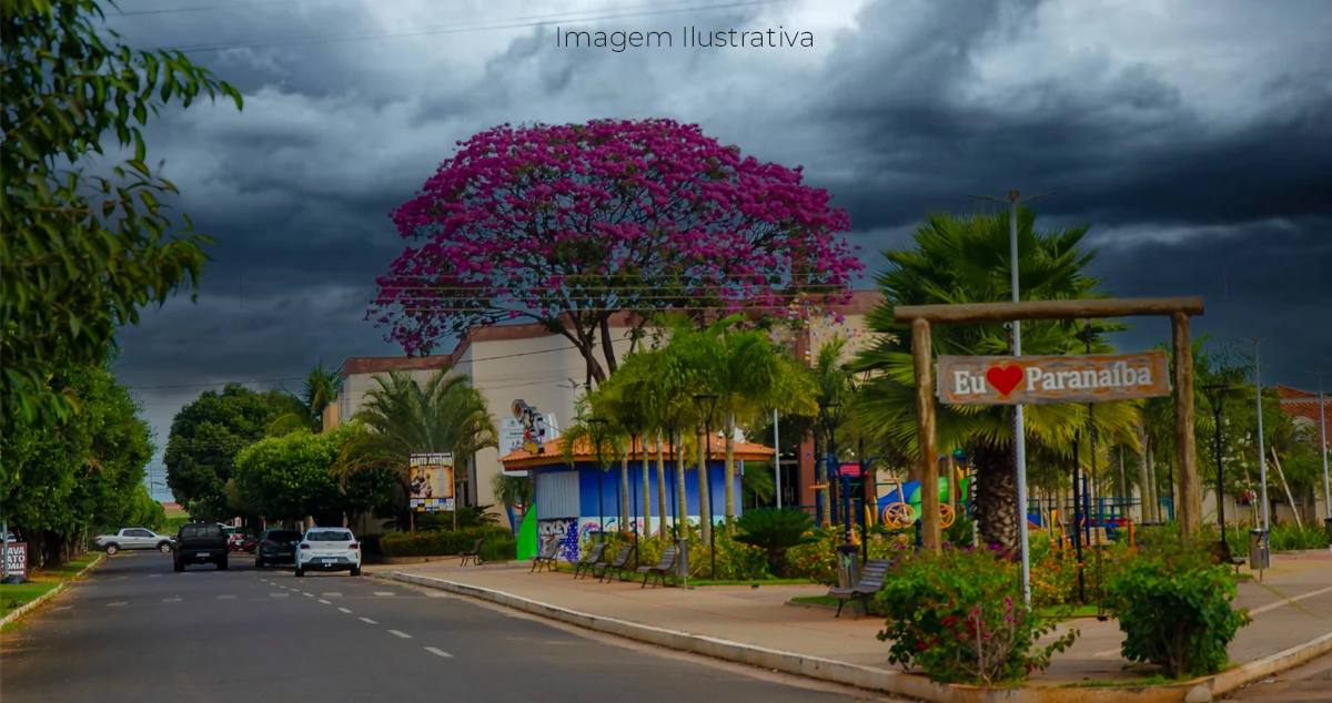foto da Praça Santo Antônio em Paranaíba com céu fechado para chuva
