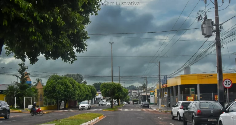 Foto da avenida Cel Gustavo Rodrigues da silva em Paranaíba MS em dia nublado