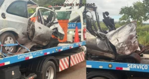carro destruído após acidente na BR-158