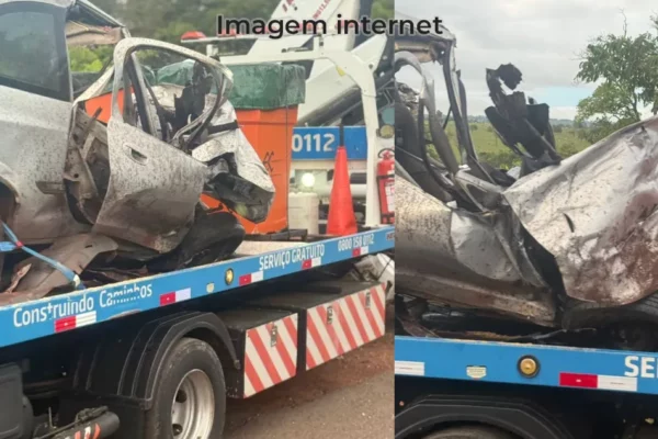 carro destruído após acidente na BR-158