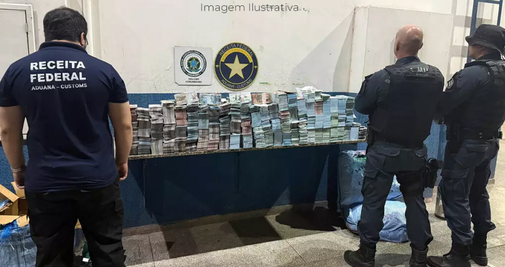 Policiais e agente da receita federal em frente a milhões em notas falsificadas