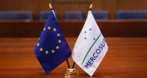 Bandeiras do Mercosul e união europeia lado a lado