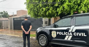 homem algemado em frente a viatura da polícia de MS