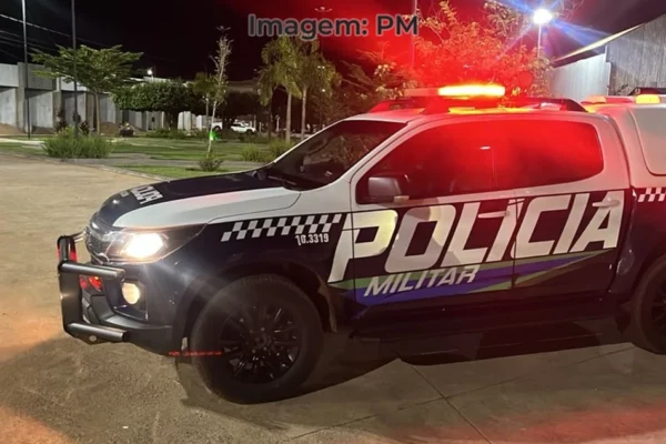 viatura de policia militar em praça de Paranaíba-MS