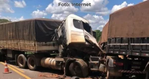 acidente entre 03 carretas em Mato Grosso do Sul